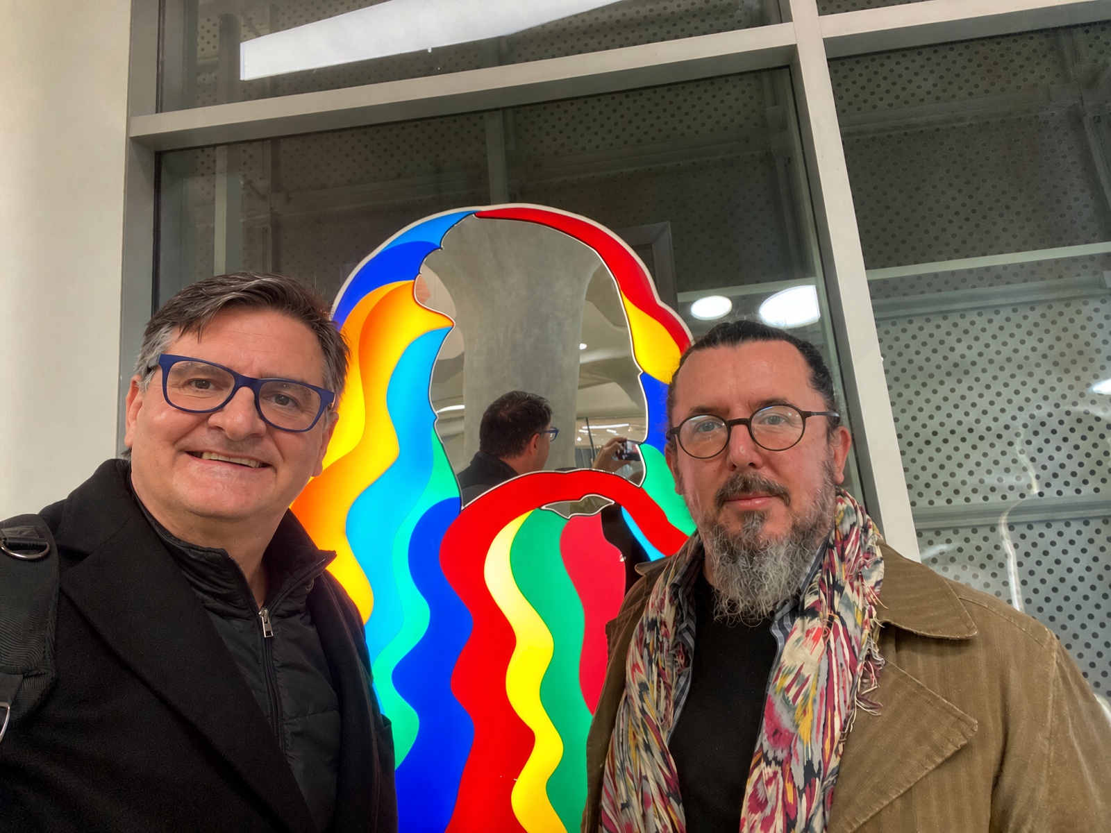 Renato Reggiani ed Edoardo Magnone al Dongdaemun Design Plaza di Seul, nel 2023, davanti all’opera di Marco Lodola dedicata a Leonardo da Vinci.
